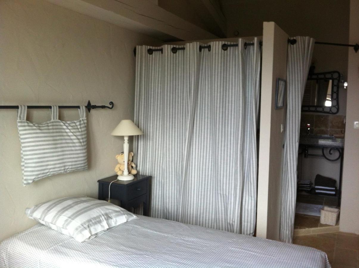 Oustau De Piera Bed & Breakfast Gordes Bagian luar foto
